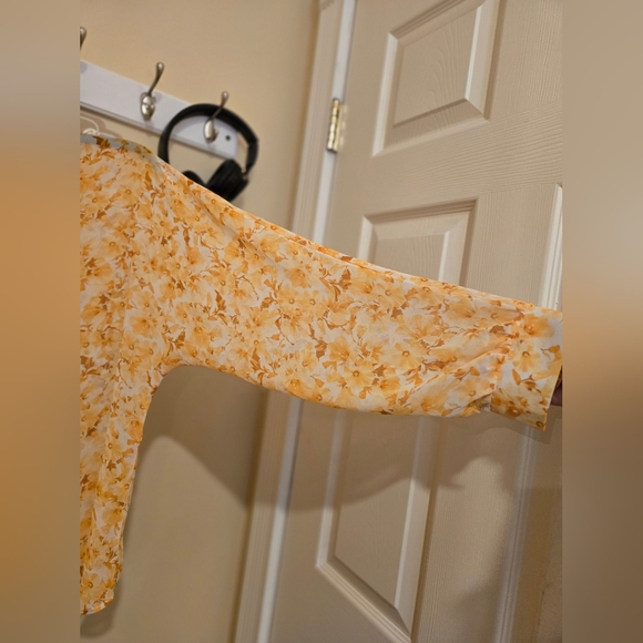 Womens Sheer Floral Blouse - Yellow. By Stitch and Feather Size Small - Picture 10 of 12